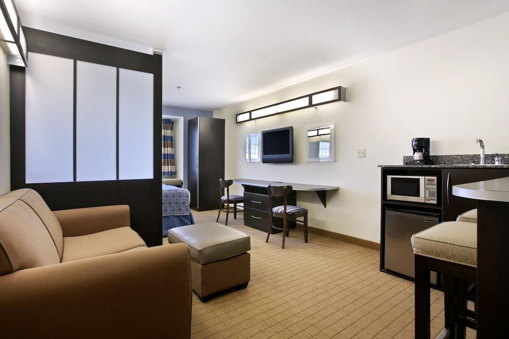 Microtel And Airport Baton Rouge