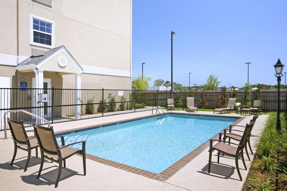 Microtel And Airport Baton Rouge