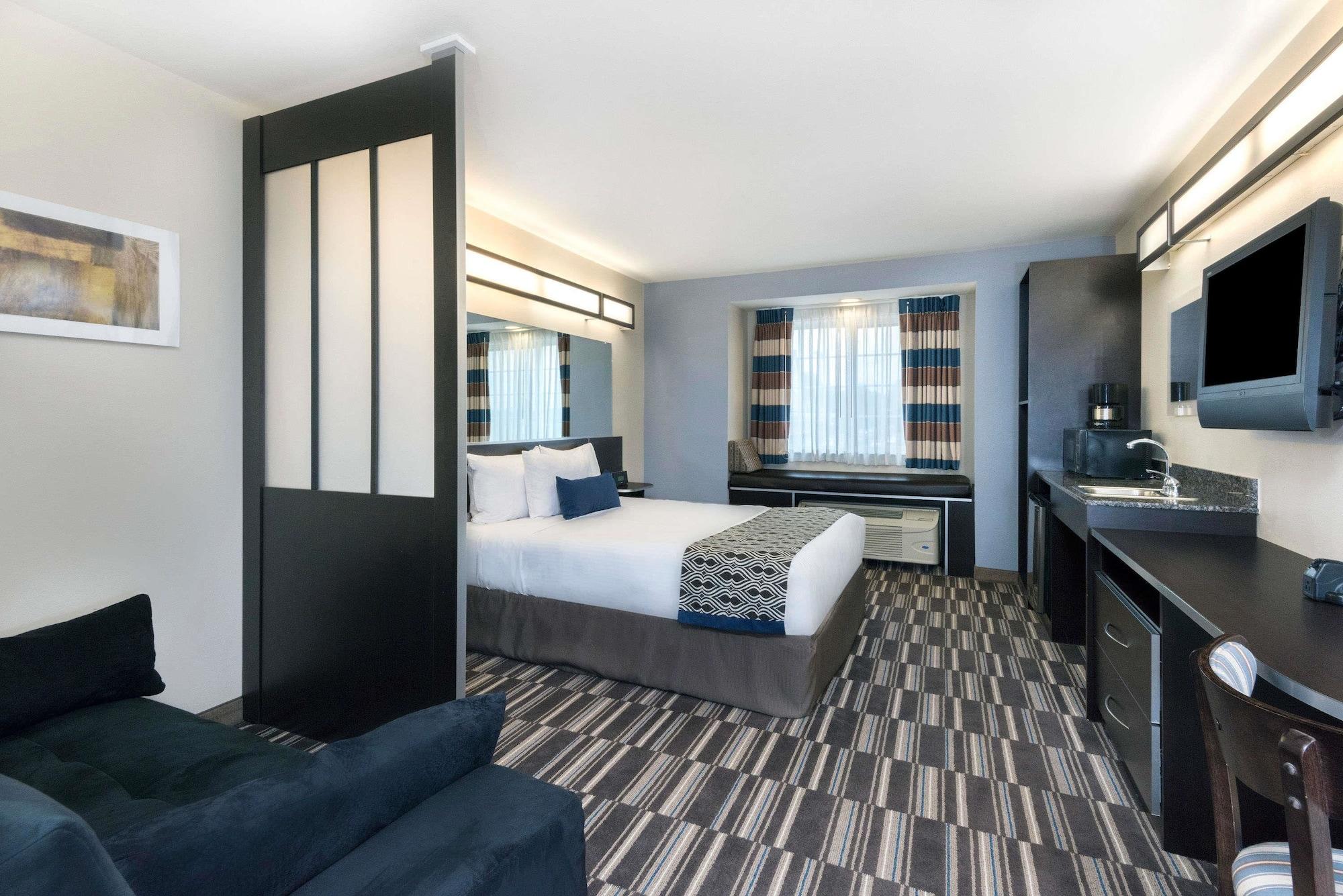 Microtel And Airport Hotel 3*