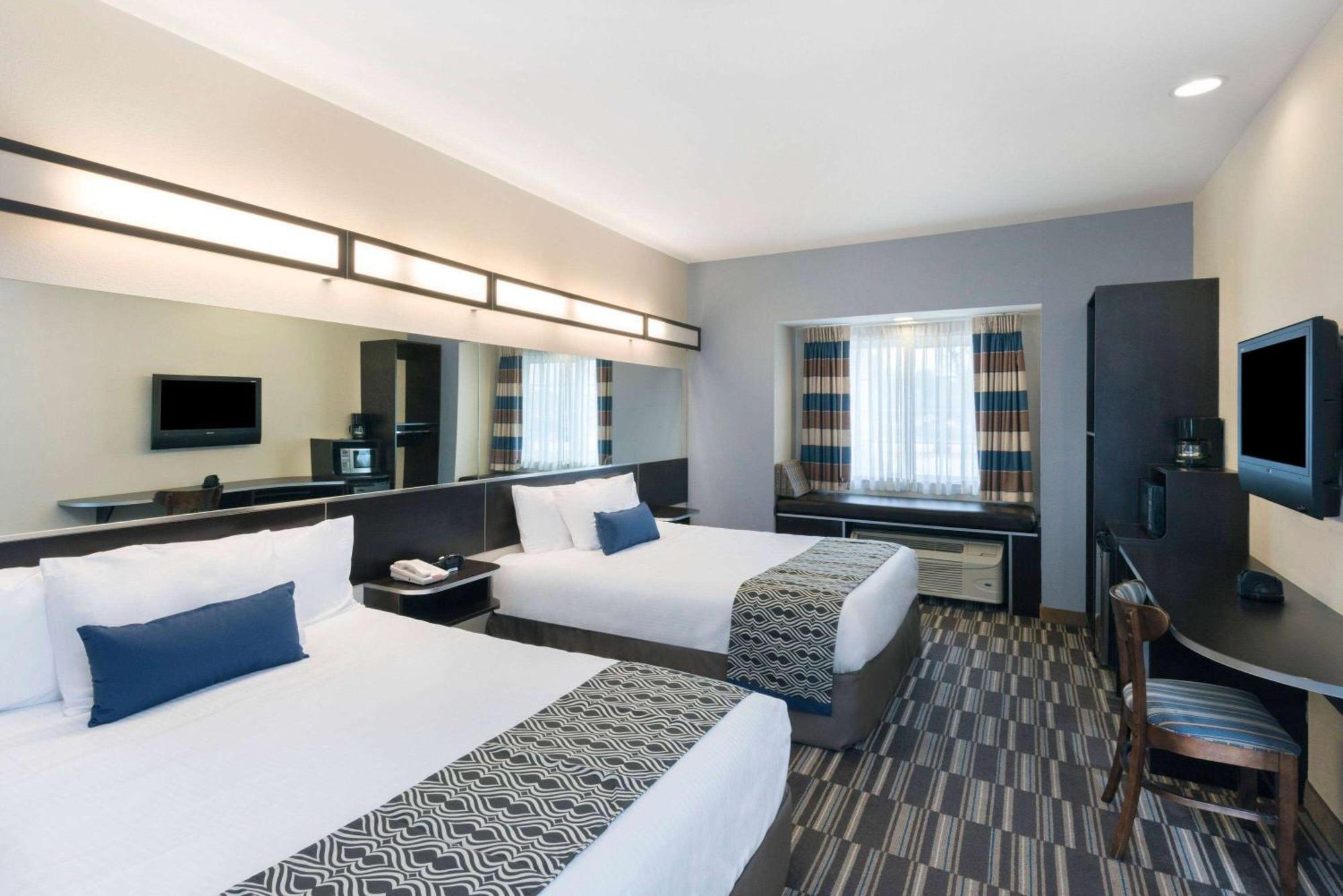 Hotel Microtel And Airport